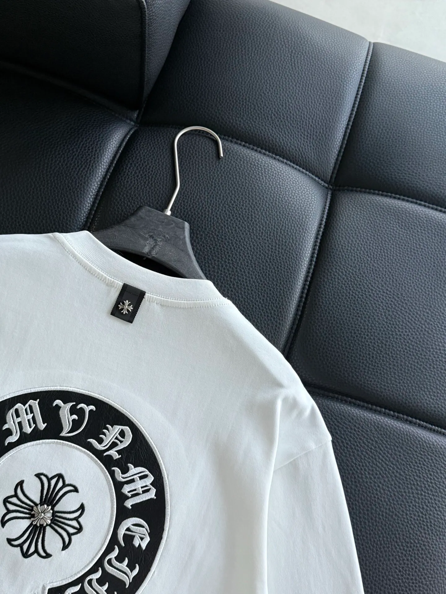 P400 ChromeHearts Chrome Heart Round Neck Long Sleeve The pursuit of quality absolutely guarantees quality! Using double-sided cotton fabric, the texture is clearly visible, the texture is soft, delicate and smooth, and the customized three-dimensional embroidery and leather patchwork technology is full of drape! The workmanship is fine and the shoulder lines are smooth. All imported chain machines are used to make the shoulder rolling strips. It has a certain thickness and is not made of cheap material but has a shiny feel that is comfortable and not tight on the upper body. It is the most avant-garde street item that can be easily matched by both men and women!  Color: black white Size: m-3xl Style number: 3576